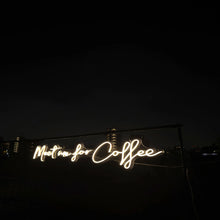 画像をギャラリービューアに読み込む, Meet me for coffeeのネオンサイン