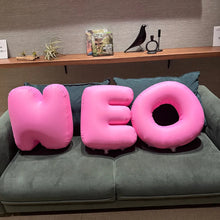 画像をギャラリービューアに読み込む, 部屋のソファに並べられたピンク色の「N」「E」「O」のバルーン
