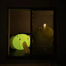 画像をギャラリービューアに読み込む, 部屋の中で光っているネオンパークのキャラクター黄色いゾウのバルーン