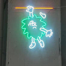 画像をギャラリービューアに読み込む, berに設置されたグリーン・ホワイト・オレンジのネオンサインロゴ