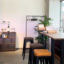 画像をギャラリービューアに読み込む, p-144-shitorabaの店内 清潔感のある白い壁紙とダークブラウンで統一された椅子やテーブル