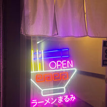 画像をギャラリービューアに読み込む, ラーメン屋の店内入り口に設置されたネオンサインロゴ