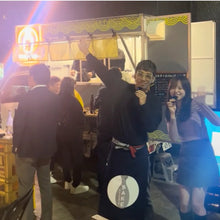 Load image into Gallery viewer, sake-kitchencar キッチンカー前