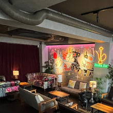 画像をギャラリービューアに読み込む, シーシャバー店内に設置されたオレンジとグリーンのシーシャ型ネオンサインロゴ