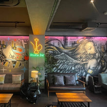 画像をギャラリービューアに読み込む, シーシャバー店内に設置されたオレンジとグリーンのシーシャ型ネオンサインロゴ