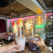 画像をギャラリービューアに読み込む, シーシャバー店内に設置されたオレンジとグリーンのシーシャ型ネオンサインロゴとお店のスムージー