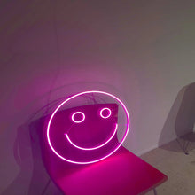 画像をギャラリービューアに読み込む, Smile絵文字のピンク色ネオンサイン