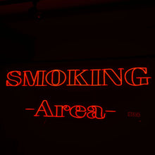 Load image into Gallery viewer, バー店内に設置された 赤いテキストの「スモーキングエリア」ネオンサイン3