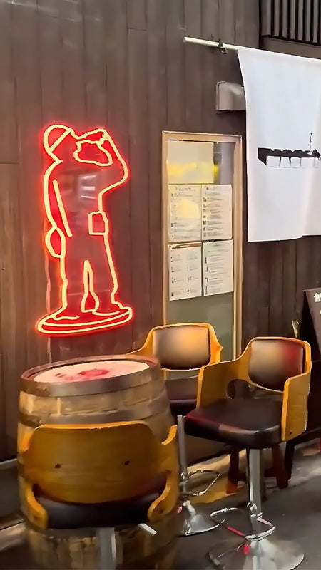 高架下の暗さを解決!キャラ看板で、集客や採用にも効果あり。 創作居酒屋 MASUMI × ネオンサイン
