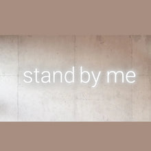 画像をギャラリービューアに読み込む, 室内壁に設置されたイメージのスタンドバイミー ネオンサイン