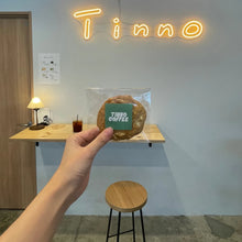 画像をギャラリービューアに読み込む, カフェ店内に設置されたオレンジのネオンサインロゴとお店のクッキー