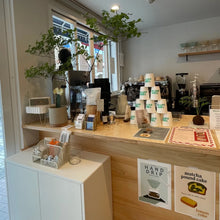 画像をギャラリービューアに読み込む, cafe tinno店内 入り口ディスプレイ