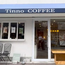 画像をギャラリービューアに読み込む, カフェ店内に設置されたネオンサインが目を惹く外観