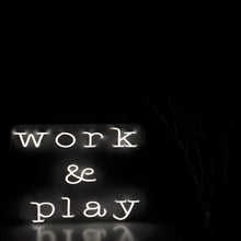 画像をギャラリービューアに読み込む, work & playの白色ネオンサイン