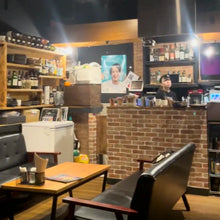 Load image into Gallery viewer, worldburger店内・カウンター(厨房)