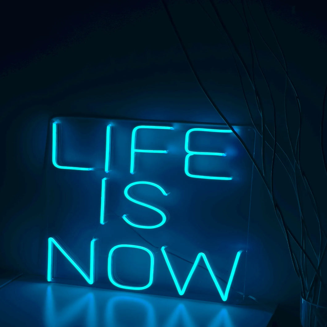 LIFE IS NOWのネオンサイン