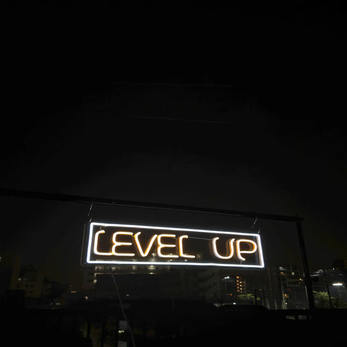 level upのネオンサイン
