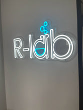 画像をギャラリービューアに読み込む, 美容室の店内に設置されたホワイトと水色のネオンサインロゴ
