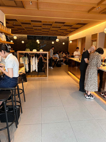 世界中で大人気の「バリスタフォックス」がミラー看板に?！ Café