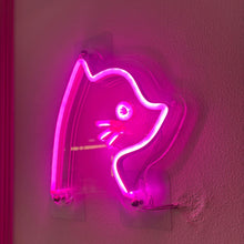 画像をギャラリービューアに読み込む, cafe-miuette 店内に飾られている猫のピンクネオンサイン
