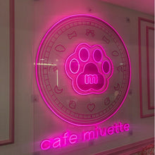 画像をギャラリービューアに読み込む, cafe-miuette 店内に飾られているお店ロゴのピンクネオンサイン
