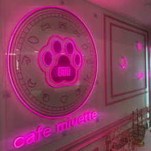 画像をギャラリービューアに読み込む, cafe-miuette 店内に飾られている猫の肉球のお店ロゴ ピンクネオンサイン
