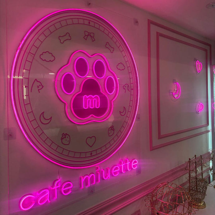 cafe-miuette 店内に飾られている猫の肉球のお店ロゴ ピンクネオンサイン