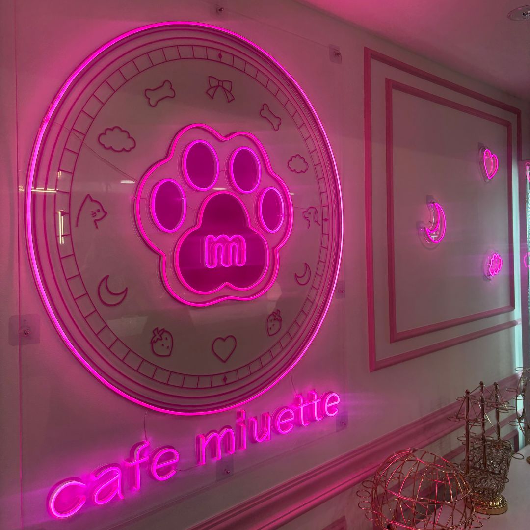 cafe-miuette 店内に飾られている猫の肉球のお店ロゴ ピンクネオンサイン