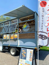 Load image into Gallery viewer, フードトラックカフェ「旅空Cafe -YAHIKO-｜スパイスカレーと檸檬の店」売間の様子
