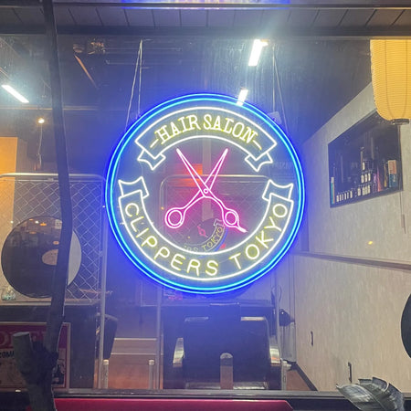 奥まった入り口にアイキャッチを。アメリカンガレージ風 メンズ特化サロン  CLIPPERS TOKYO × ネオンサイン 東京・府中市