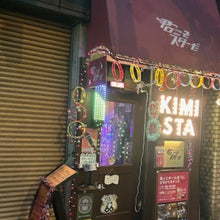 画像をギャラリービューアに読み込む, バーの外観・入り口に設置された赤いマーキーライトロゴ
