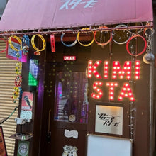 画像をギャラリービューアに読み込む, バーの外観・入り口に設置された赤いマーキライトロゴ
