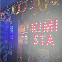 画像をギャラリービューアに読み込む, バーの入り口に設置された赤いマーキーライトロゴ
