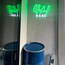 Load image into Gallery viewer, 韓国焼肉店入り口に設置されたグリーンとホワイトのネオンサインロゴ
