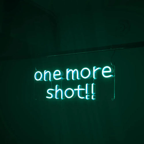 one more shotのネオンサイン