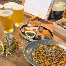 画像をギャラリービューアに読み込む, p-144-shitorabaフードメニュー ビール・サラダ・チキン・パスタ

