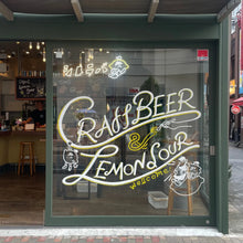 画像をギャラリービューアに読み込む, p-144-shitoraba開放感のあるガラス窓に設置されたネオンサインロゴとガラス窓に描かれたぺんとろロゴペイント
