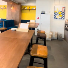 画像をギャラリービューアに読み込む, p-144-shitorabaの店内 ナチュラルなテーブルと椅子にレモンカラーの壁紙とレモンの飾られた絵
