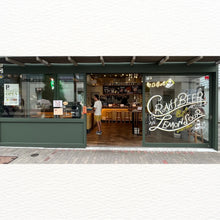 画像をギャラリービューアに読み込む, p-144-shitoraba外観 開放感のある大きな窓ガラスに設置されたイエローのネオンサインロゴ
