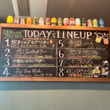 画像をギャラリービューアに読み込む, p-144-shitoraba店内に設置されたカラフル手書きのお酒メニューボード
