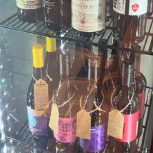 画像をギャラリービューアに読み込む, ワインセラーに並ぶ様々なワイン
