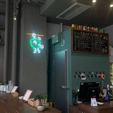画像をギャラリービューアに読み込む, p-144-shitoraba店内に設置されたグリーン・ホワイト・オレンジのネオンサインロゴ
