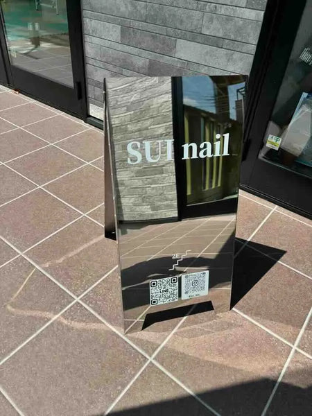 映り込んだ自分を思わず見ちゃう？！ミラーがお客様の目印に！　SUI nail × ミラー看板