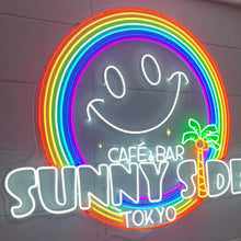 Load image into Gallery viewer, カフェ＆バー店内壁に設置されたレインボーカラーの店内ロゴ ネオンサイン
