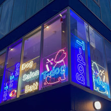 Load image into Gallery viewer, 店舗ガラスに設置されたカラフルなドッグサロンのネオンサインロゴ3
