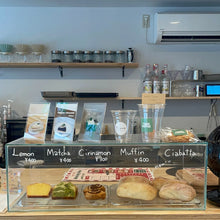 画像をギャラリービューアに読み込む, カフェ店内のショーケースに並んだパウンドケーキやマフィン
