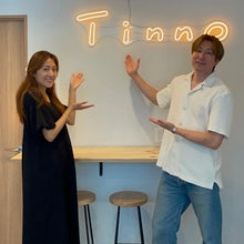 画像をギャラリービューアに読み込む, カフェ店内に設置されたオレンジのネオンサインロゴとオーナー様
