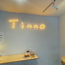 画像をギャラリービューアに読み込む, カフェ店内に設置されたネオンサインロゴとフード
